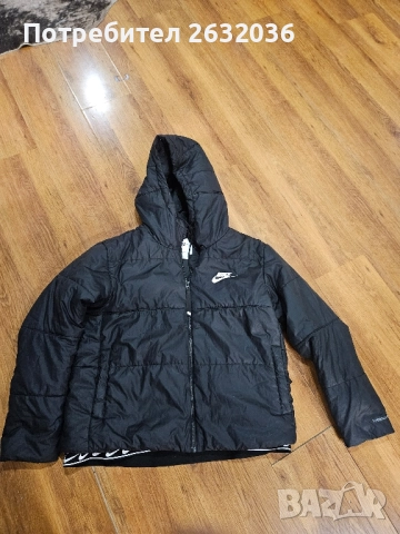 Продавам женско яке Nike