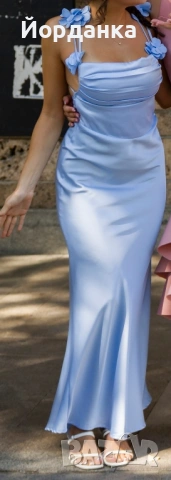 Рокля син сатен с гол гръб