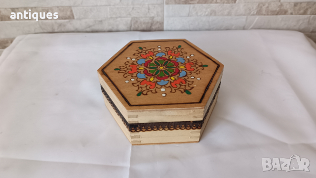 Стара дървена кутия - шестоъгълна с пирография - Българска, снимка 1 - Антикварни и старинни предмети - 44967745