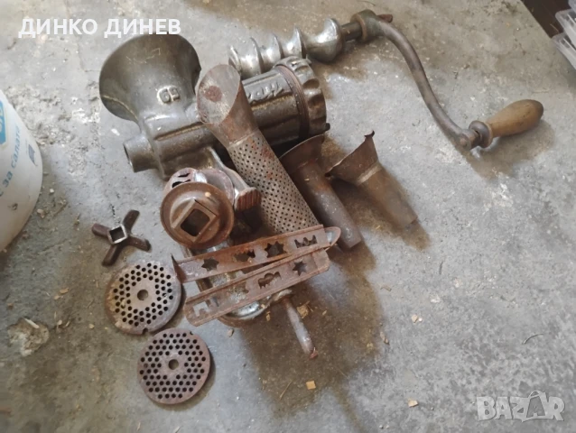 Стара ръчна машинка за мелене