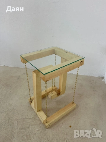 Масивна дървена помощна маса със стъклен плот