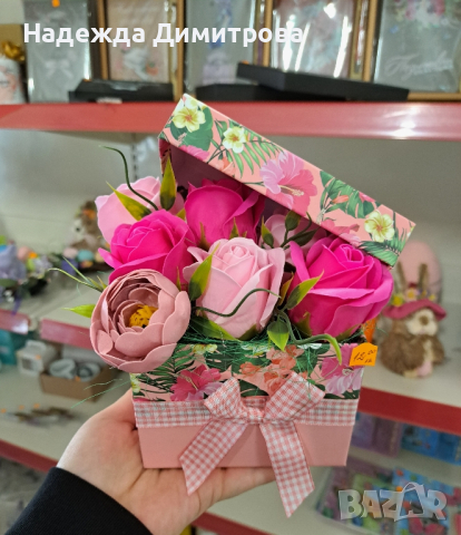 Кутия със 7 сапунени цветя. , снимка 1 - Подаръци за жени - 44948783