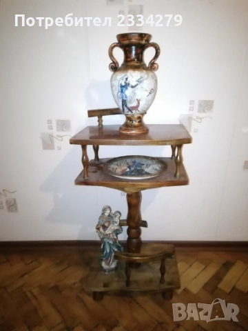 Стара дървена помощна масичка на три нива, резбована колона. , снимка 4 - Антикварни и старинни предмети - 52931297