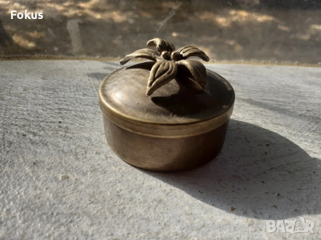 Малка бронзова кутийка, снимка 3 - Антикварни и старинни предмети - 53408544