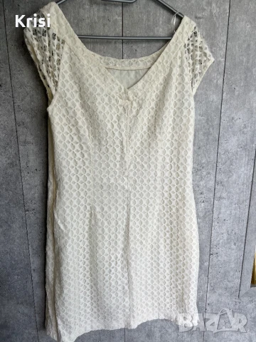 Елегантна бяла рокля с дантела