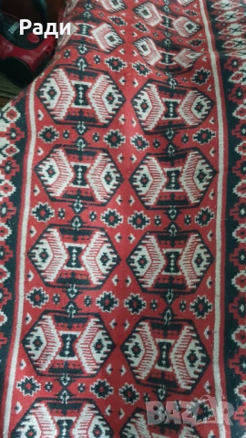 Продавам черга пътека червено и черно