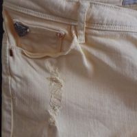 бледо жълти дънкови панталонки с накъсан ефект , снимка 3 - Къси панталони и бермуди - 45253642