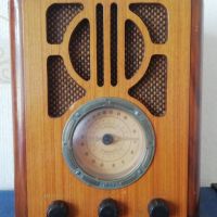 Стар грамофон и ,,АРТ* радиоапарат, снимка 1 - Антикварни и старинни предмети - 45772425