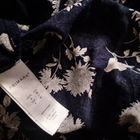 Нова дамска тъмно синя блуза S размер с бели птичета и цветя, снимка 3 - Корсети, бюстиета, топове - 45061491