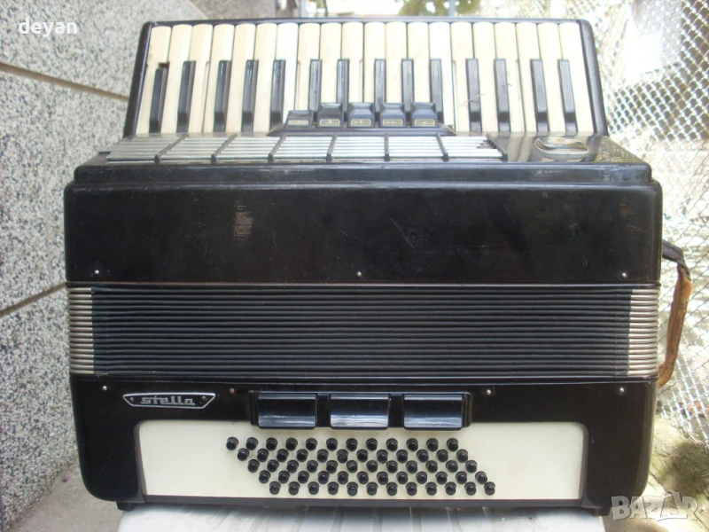Акордеон Weltmeister Stella, снимка 1