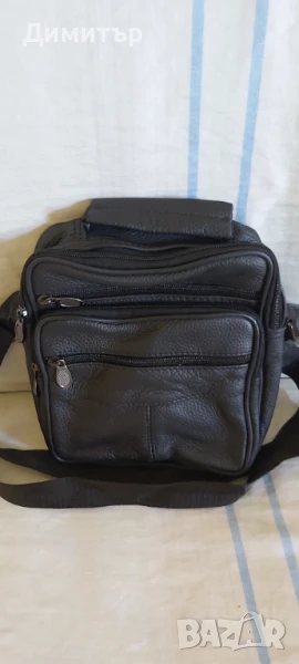Продавам мъжка черна чанта от естествена кожа с пет отделения с цип размери 22на118на8сантиметра., снимка 1