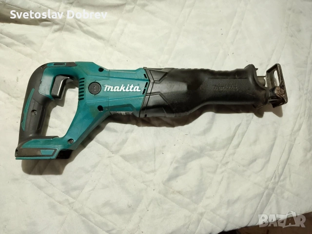 акумулаторен саблен трион makita djr 186, снимка 2 - Триони и циркуляри - 53966576