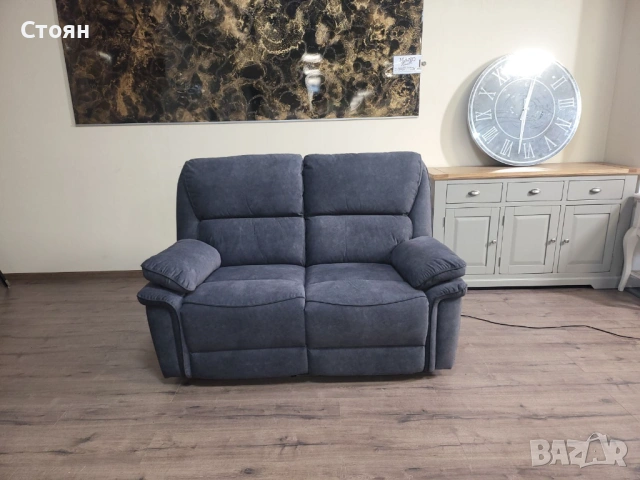 Сив диван от плат двойка с електрически релаксиращ механизъм