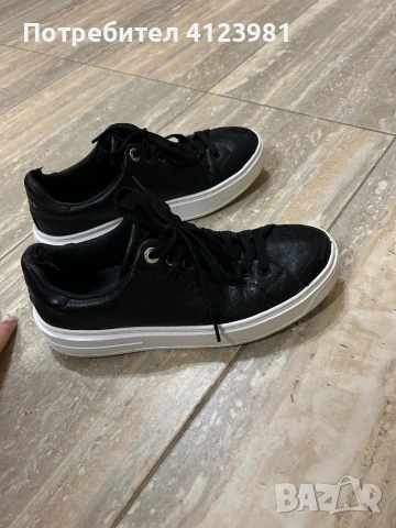 Обувки на Guess 40 номер, снимка 4 - Маратонки - 53226080