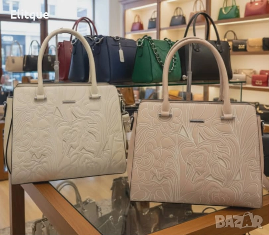 Елегантна дамска чанта с флорален релеф