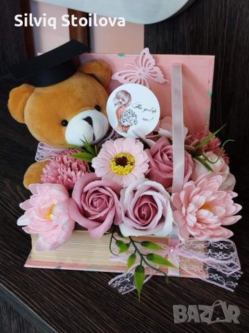 Кутия книга със сапунени цветя и плюшено мече страхотен подарък за абитуриенти🕴Абсолвенти🎓, снимка 1 - Подаръци за жени - 45381979