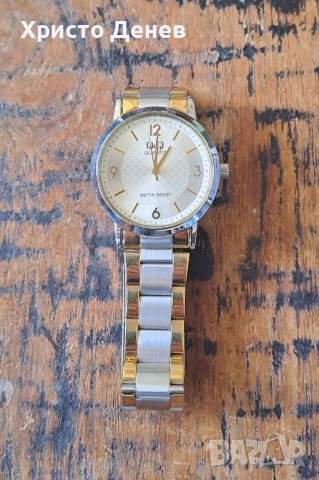 часовник Q&Q позлатен и сребрист аналогов кварцов с каишка от неръждаема стомана в кутия