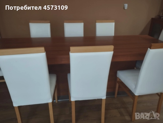 Масивна маса с 10 кожени бели столове