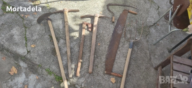 Стари инструменти кирка вила метален метър