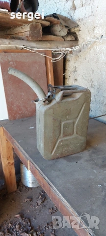 Метална туба за бензин.