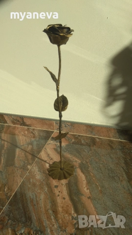 Метална скулптура , роза , ръчно изработена, с бронзов цвят. 