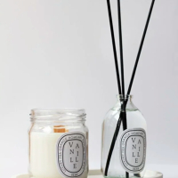 Соева свещ с аромат на ванилия с дървен фитил и освежител за въздух с бамбукова пръчица Съдържание н, снимка 2 - Други - 44960330