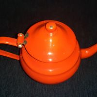Малък метален ретро чайник в червен цвят, снимка 1 - Аксесоари за кухня - 45686422