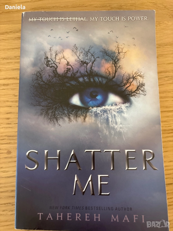 Книга ,,Shatter me” на английски , снимка 1