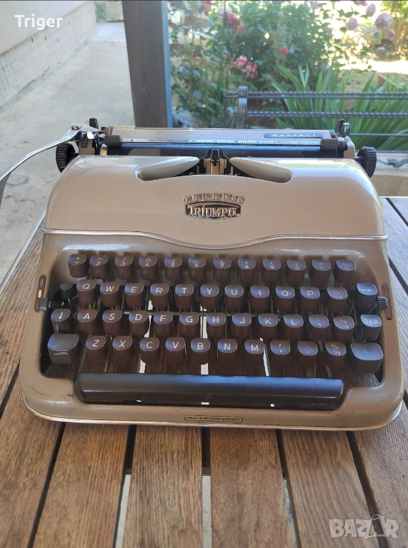 Стринна и много запазена пишеща машина TRUIMPH, снимка 1