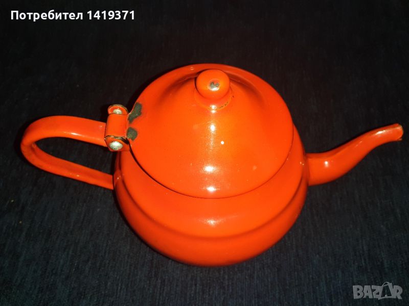 Малък метален ретро чайник в червен цвят, снимка 1