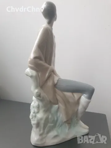 НАО ЛАДРО испанска порцеланова фигура на момче-овчар с чанта/NAO Lladro статуетка 25см, снимка 2 - Колекции - 47078108