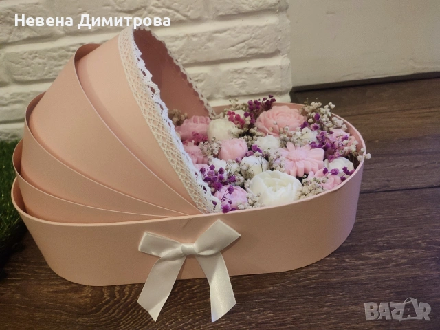 Букет от соеви свещи в кутия бебешка количка
