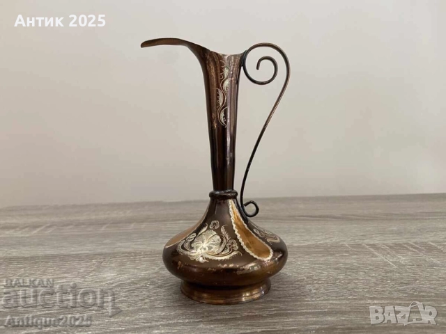 Елегантен винтидж бронзов кана с орнаментирана декорация