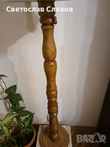 Висок лампион със стойка от стругован дъб  и красива плисирана шапка, снимка 3 - Лампиони - 52269580