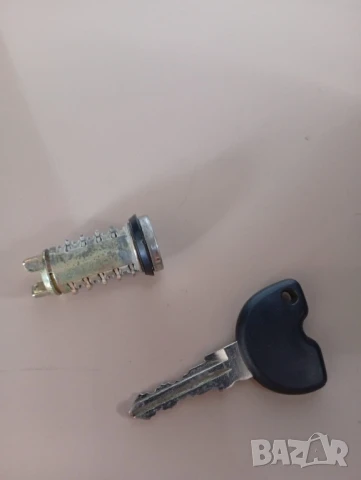 Piaggio Vespa LX50 / C38 4T -Ключ с патрон за запалване/ или за седалка, снимка 2 - Части - 51368917
