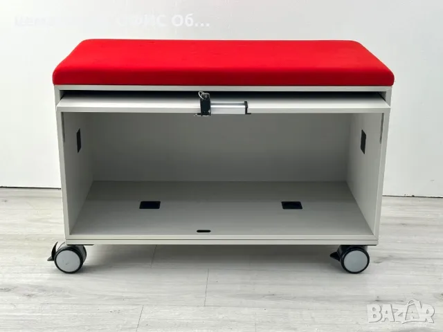 Модулна система за офис шкафове от steelcase с червена възглавница