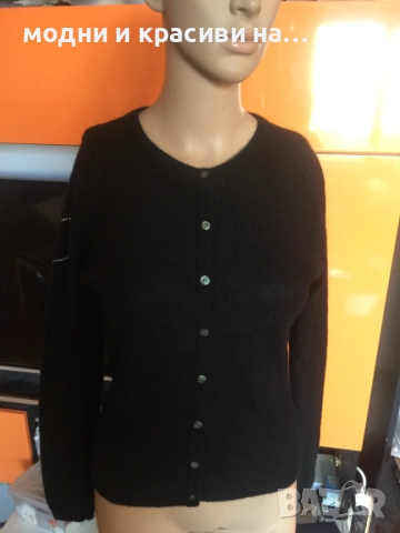 Черна кашмирена жилетка по тялото