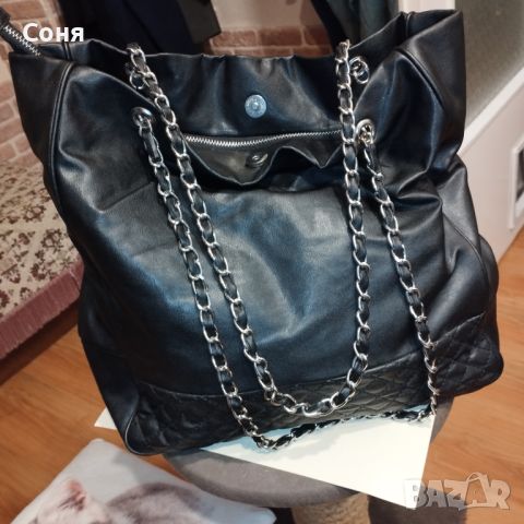 Дамска чанта в черно, кожена с  дръжки  тип верижки, снимка 3 - Чанти - 46474890