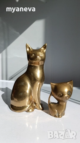 Бронзови статуетки на котки. 