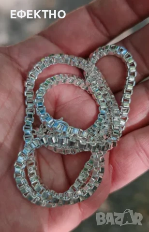 Масивен, верижен сребърен ланец. В кутия за подарък.