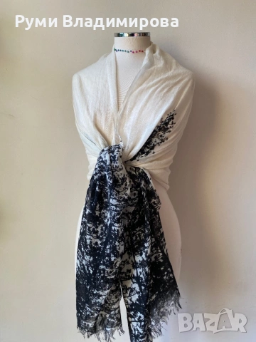 Шал в екрю с принт на борове от 100 % вълна, снимка 2 - Шалове - 42957387