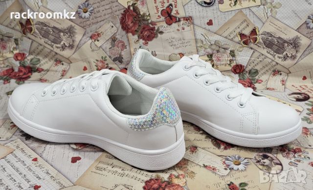 Бели дамски кецове с равна подметка модел: W33132-2 white/silver, снимка 4 - Кецове - 45371027