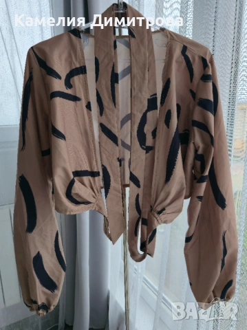 Ефектна дамска риза с връзка и артистичен принт – бежово и черно