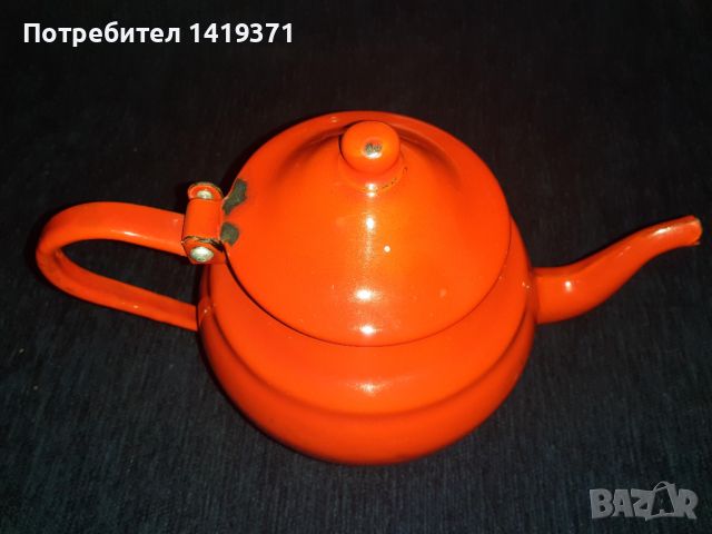 Малък метален ретро чайник в червен цвят, снимка 1 - Аксесоари за кухня - 45686422
