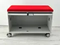 Модулна система за офис шкафове от steelcase с червена възглавница, снимка 1