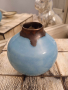 синя керамична вазичка от Англия, с печат, снимка 1