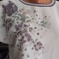 Бяла блуза с принт цветя и лилав кант около деколтето, снимка 2 - Тениски - 45565948