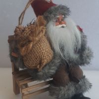 Дядо Коледа на пейка с подаръци, снимка 1 - Декорация за дома - 45082564