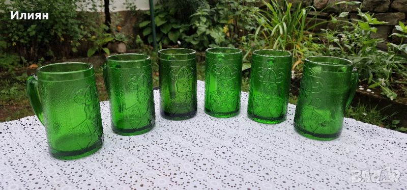 Винтидж зелени стъклени чаши за бира  с изображение на викингски воин., снимка 1