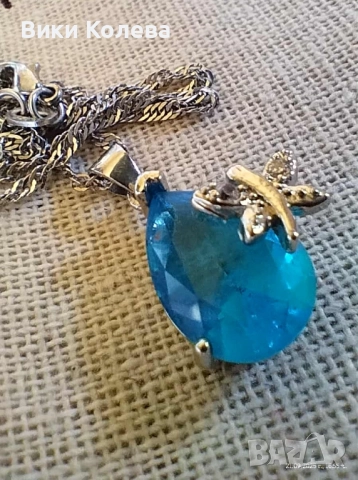Елегантно колие със син камък и пеперуда